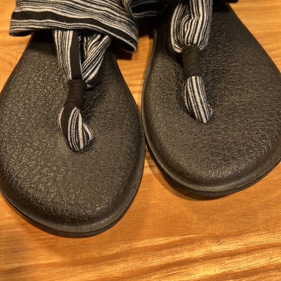 Sanuk Women's Yoga Sling Black Sandals Yoga Mat Slip On Flip Flops, size 7 - Picture 3 of 5